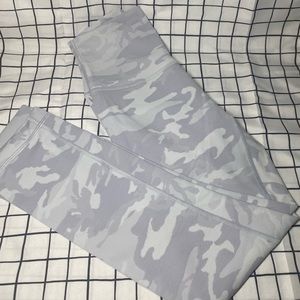 *LIKE NEW* LULULEMON WUNDER UNDER HIGH RISE CROP 21”